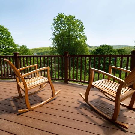 Berkshire Vacation Rentals: Great Barrington Cabin Sleeps 14 Walk To Town Zewnętrze zdjęcie