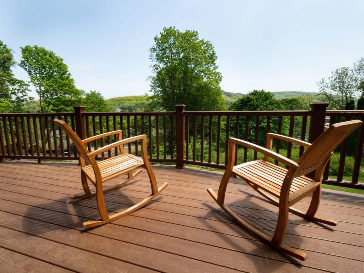 Berkshire Vacation Rentals: Great Barrington Cabin Sleeps 14 Walk To Town Zewnętrze zdjęcie
